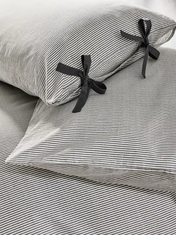 产品名称中包含顶级域名,检查并适当处理后再继续! MADE.COM Grey Ansel Stripe 100% Cotton Duvet Cover and Pillowcase Set