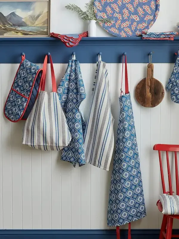 Land & Shore Blue Red Achill Oven Gloves